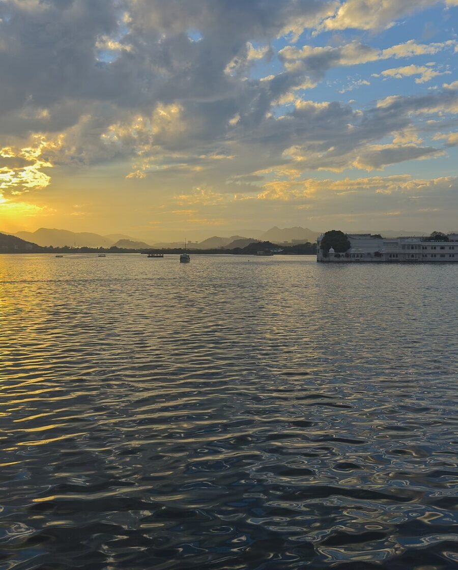 Palaces along Lake Pichola at Udaipur, Rajasthan